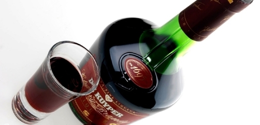 Místo rumu, vodky nebo slivovice si nyní mohou lidé, kteří se nespokojí s pivem či vínem, dát například griotku, vaječný likér či medovinu (ilustrační foto).