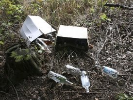 Zhruba 60 neokolkovaných lahví s alkoholem v neděli zajistili policisté v lese na Bruntálsku.