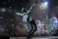 Barevnou show plnou starších hitů i písní ze zatím posledního alba Mylo Xyloto okouzlila v neděli fanoušky na fotbalovém stadionu v pražském Edenu britská poprocková skupina Coldplay. 