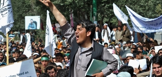 Násilné protesty, při nichž dav zapaloval policejní auta, propukly na hlavní ulici v Kábulu (ilustrační foto).