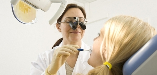 Stomatologická komora bude dál usilovat i o to, aby pojišťovny přestaly platit plomby, ošetření zubních kanálků a rovnátka (ilustrační foto).