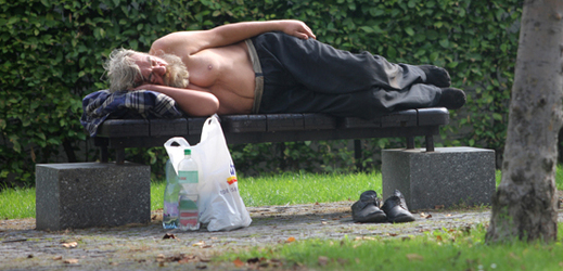 Podle údajů ze sčítání je typickým bezdomovcem muž ve věku 45 až 49 let (ilustrační foto).