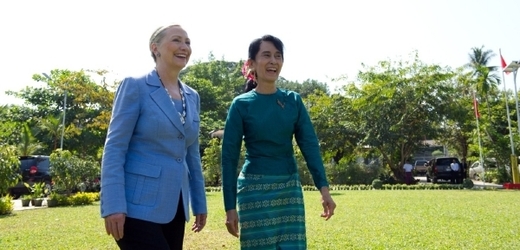 Barmskou opoziční vůdkyni přijela osobně pozvat do USA americká ministryně zahraničí Hillary Clintonová.