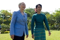 Barmskou opoziční vůdkyni přijela osobně pozvat do USA americká ministryně zahraničí Hillary Clintonová.