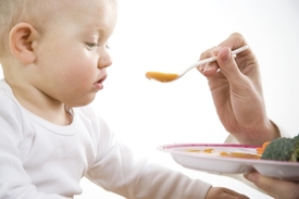 Dětský jídelníček by měl obsahovat vše, včetně potenciálně alergizujících potravin.