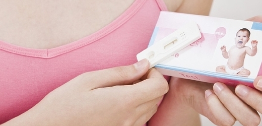 Automaty na těhotenské testy mají pomáhat ženám ověřit si, zda se kvůli případnému těhotenství nemají alkoholu vyhnout (ilustrační foto).