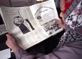 Při líčení, co by Salman Rushdie zasloužil, nechodí íránský tisk zbytečně kolem horké kaše.