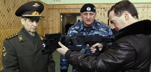 Generál Ivanin (uprostřed) při setkání s premiérem Medveděvem. 