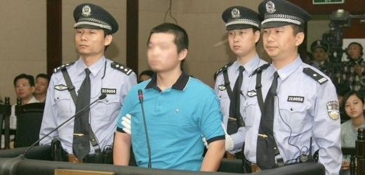 Čínský policista před soudem (ilustrační foto).