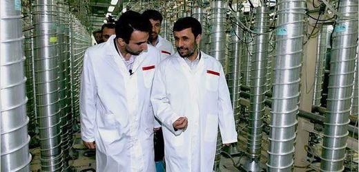 Prezident Ahmadínežád v íránských jaderných laboratořích. 