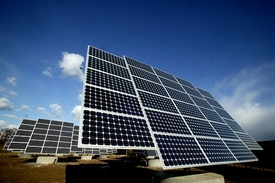  Většina peněz, které platí stát i spotřebitelé v cenách elektřiny na obnovitelné zdroje, jde na podporu solárních elektráren (ilustrační foto). 