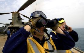 Členové posádky Ark Royal v čase příprav na invazi do Iráku roku 2003. 