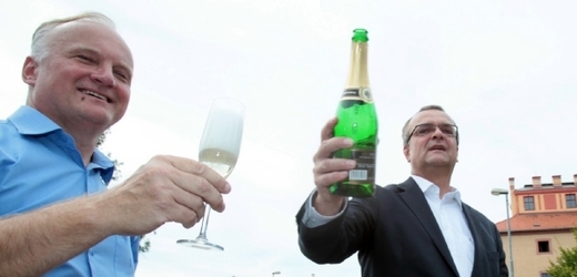 Vztah ministra financí k alkoholickým nápojům je známý. Pomůže to zkrátit prohibici?