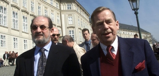 Salman Rushdie a Václav Havel na Festivalu spisovatelů Praha v roce 2001.