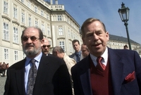Salman Rushdie a Václav Havel na Festivalu spisovatelů Praha v roce 2001.