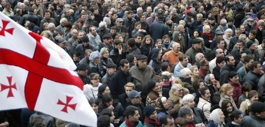 V Tbilisi, Kutaisi, Batumi, Poti, Zugdidi a dalších městech vyšly do ulic stovky až tisíce rozhořčených lidí.