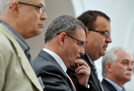 Zástupci ČSSD (zleva) Vladimír Špidla, Lubomír Zaorálek, Jan Mládek a Milan Urban na tiskové konferenci.