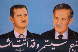 Odměna za dopadení. Bašár Asad (vlevo) a jeho otec Háfiz Asad.  
