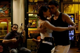 Taneční milongy se konají na nejrůznějších místech, v kavárnách a tanečních sálech, v Argentině běžně i na ulici. 