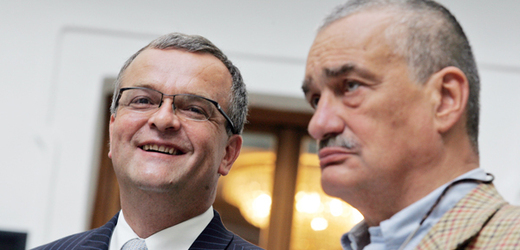 Ministr financí Miroslav Kalousek a ministr zahraničních věcí Karel Schwarzerberg, oba TOP 09.