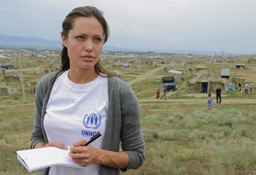 Americká herečka Angelina Jolie je ambasadorkou agentury zabývající se problematikou uprchlictví UNHCR (The United Nations Refugee Agency) při OSN a v rámci tohoto poslání navštívila v roce 2004 uprchlické tábory pro Čečence v Rusku. 