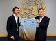 Generální tajemník OSN Pan Ki-mun předává v červenci roku 2010 herci Edwardu Nortonovi tričko s logem organizace. Tajemník jmenoval herce velvyslancem dobré vůle OSN pro biodiverzitu, tedy biologickou rozmanitost.
