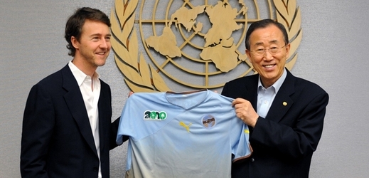 Generální tajemník OSN Pan Ki-mun předává v červenci roku 2010 herci Edwardu Nortonovi tričko s logem organizace. Tajemník jmenoval herce velvyslancem dobré vůle OSN pro biodiverzitu, tedy biologickou rozmanitost.
