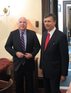 Senátor John McCain prý přijede na Fischerovu inauguraci, pokud vyhraje.