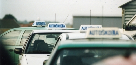 Policejní hlídka v Mladé Boleslavi odhalila žáka autoškoly, který před jízdou pil alkohol (ilustrační foto).