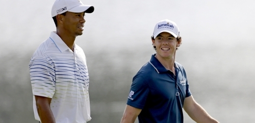 Tiger Woods (vlevo) a Rory McIlroy.
