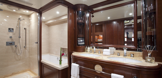 Luxusně vybavené koupelny mají sprchové kouty i vany, vše podle přání zákazníka.