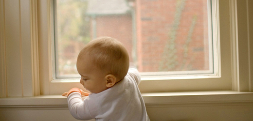 Dítě si hrálo na parapetu okna (ilustrační foto).