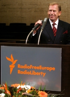 Redakce RFE/RL přesídlila z Mnichova do Prahy na popud tehdejšího prezidenta Václava Havla. 