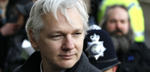 Švédská policie Assange vyšetřuje kvůli podezření ze sexuálního obtěžování a znásilnění.