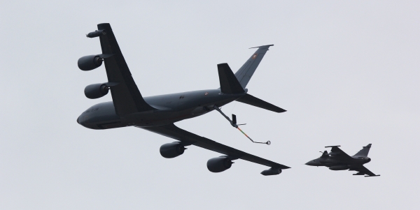 Piloti nad letištěm simulovali, jak vypadá doplňování paliva do nadzvukového letounu JAS-39 Gripen za letu z francouzského létajícího tankeru KC-135.