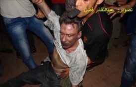 Velvyslanec v Libyi Christopher Stevens vláčený po ulici.