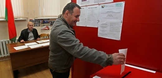 Bělorusové volí parlament, opozice hlasování bojkotuje.