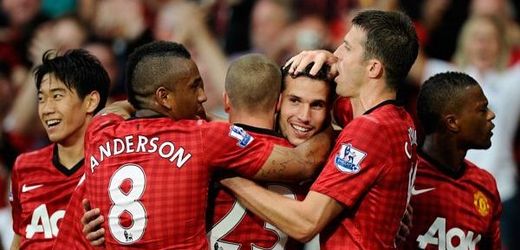 Fotbalisté Manchesteru United slaví gól Robina van Persieho (uprostřed).