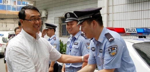 Wang Li-jün (vlevo), někdejší policejní šéf v třicetimilionovém čínském městě Čchung-čching, si získal věhlas jako bojovník proti korupci.