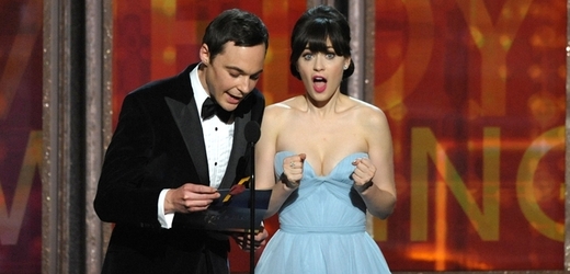 Představitel doktora Sheldona Coopera ze seriálu Teorie velkého třesku Jim Parsons a herečka Zooey Deschanelová ve vypjatém okamžiku oznamování vítěze v jedné z kategorií.