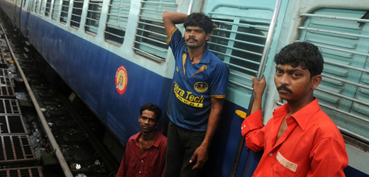 Ravi (vpravo) a jeho přátelé žijí na železnici. 