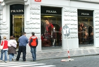 Prada vydělává i díky rozšiřování sítě obchodů. Na snímku ten v Praze.