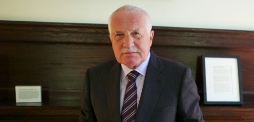 Prezident Václav Klaus se dnes v New Yorku ohradil vůči vyjádřením premiéra Petra Nečase k jeho vetu důchodové reformy.