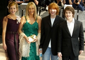 Knihy Rowlingové se dočkaly i filmového zpracování. Na fotce s hlavními představiteli. Emma Watsonová (zleva), J. K. Rowlingová, Rupert Grint a Daniel Radcliffe.