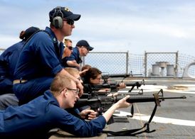 Cvičení střelby na americké vojenské lodi Laboon, jež nyní krouží kolem libyjských břehů. 