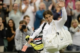 Po wimbledonské prohře s Lukášem Rosolem Nadal zamával tenisovým fanouškům. Od té doby nehraje.