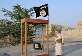 Nad kontrolním stanovištěm na jihu země vlaje prapor al-Kajdy.