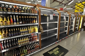 Regály v supermarketech v oddělení lihovin už více než týden zejí prázdnotou, teď se to má změnit.
