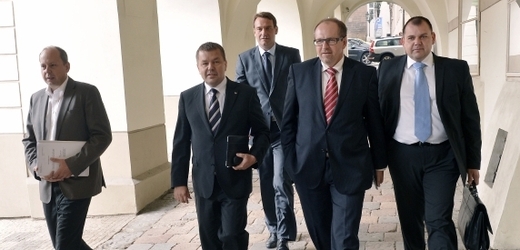 Rebelové ODS, kteří odmítli podpořit vládní změny daní. Na snímku jsou (zleva) Marek Šnajdr, Petr Tluchoř, Radim Fiala, Ivan Fuksa a Jan Florián.