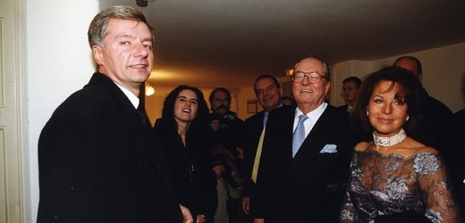 Miroslav Sládek s francouzským nacionalistickým politikem Jeanem-Marie Le Penem na snímku z roku 1999. Co dělá Sládek dnes?